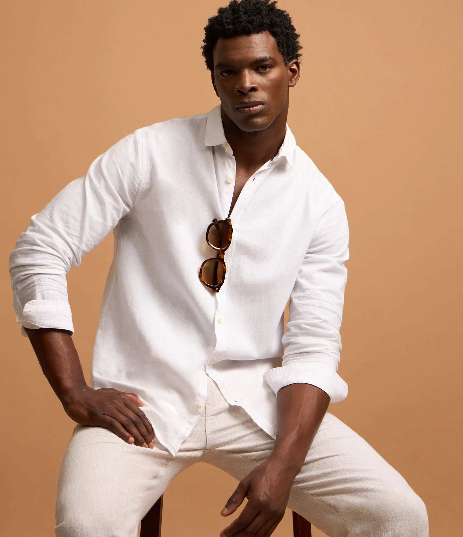 Camisa Regular Básica em Linho com Gola Colarinho Branco