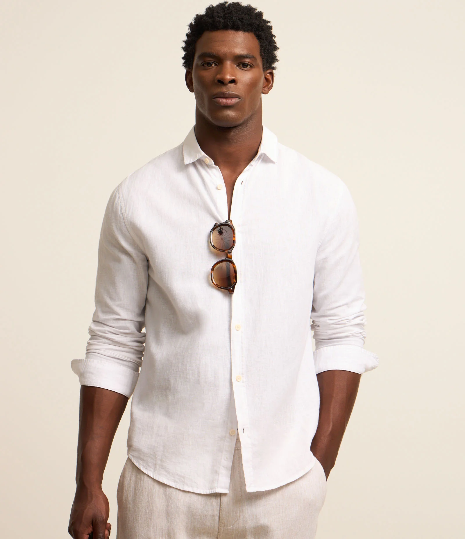 Camisa Regular Básica em Linho com Gola Colarinho Branco - Imagem 2