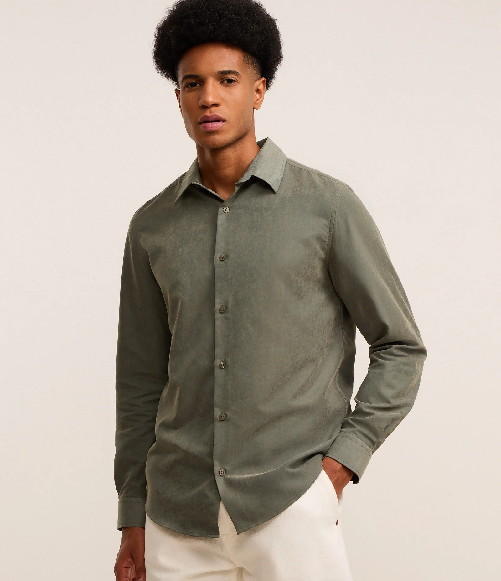 Camisa Regular em Sarja com Abotoamento Verde